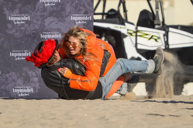 Nezgodica! Heidi Klum izvodila atraktivne seksi poze, izgubila kontrolu pa pala na fotografa