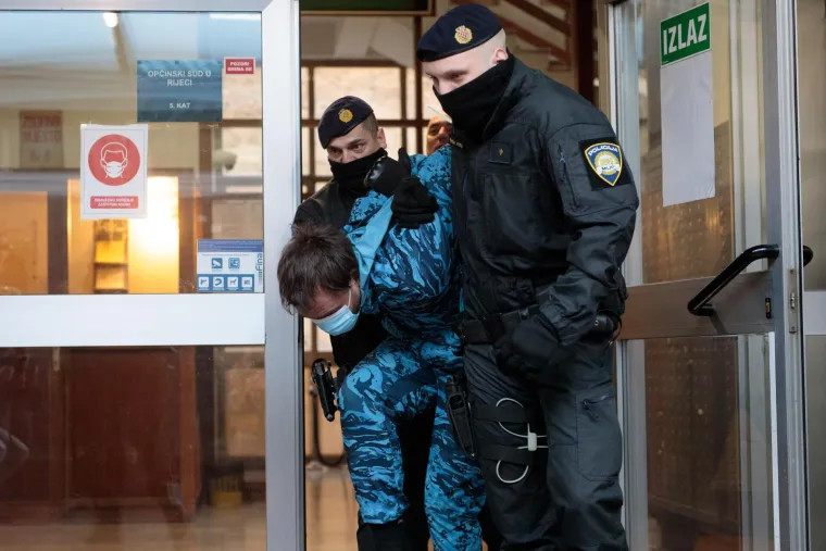 Mu&scaron;karac koji je brutalno ubio ženu u kafiću doveden na ispitivanje: Djelovao je neobično miran. Nije izgovorio niti riječ