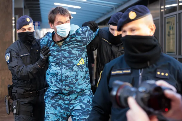 Mu&scaron;karac koji je brutalno ubio ženu u kafiću doveden na ispitivanje: Djelovao je neobično miran. Nije izgovorio niti riječ