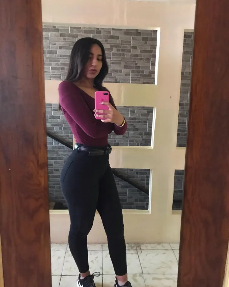 Dečke raspametila seksi prodavačica u lokalnoj trgovini, naravno da su odmah provalili njezin profil na Instagramu