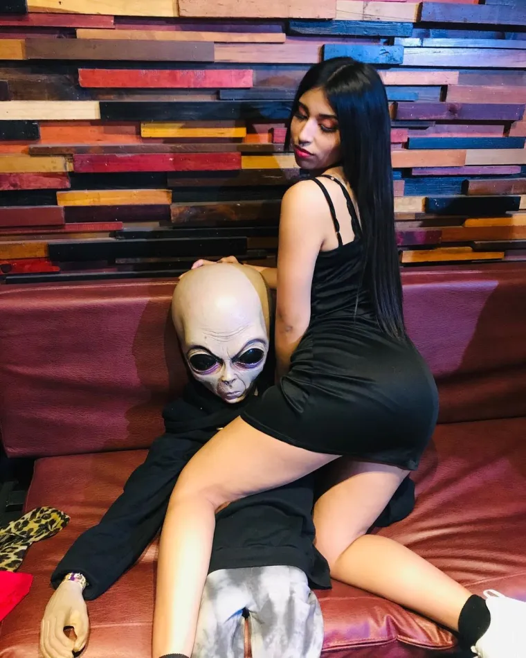 Dečke raspametila seksi prodavačica u lokalnoj trgovini, naravno da su odmah provalili njezin profil na Instagramu