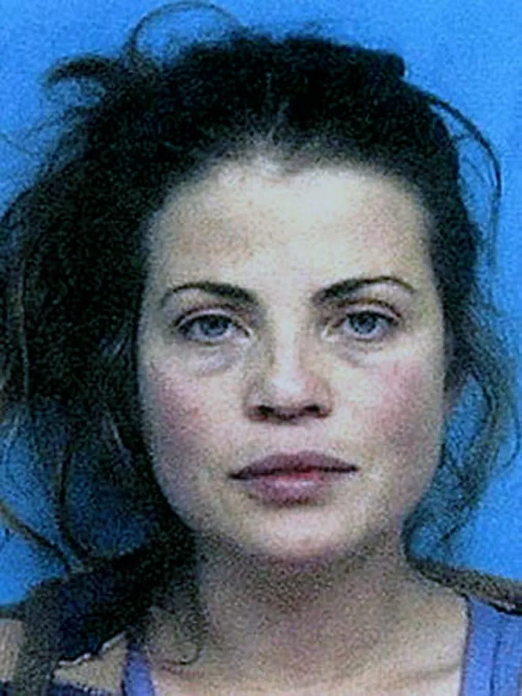 Yasmine, koja nije glumila od 2003. godine, godinama se borila s teškom ovisnošću. Glumica je privedena 2001. godine, policija je nakon nesreće u njezinom automobilu otkrila kokain i injekcije. Pretres njezine obližnje hotelske sobe također je rezultirao time da je policija pronašla još kokaina i pribora za drogu. Priznala je krivnju i dobila dvije godine uvjetne kazne te 100 sati rada za opće dobro. 