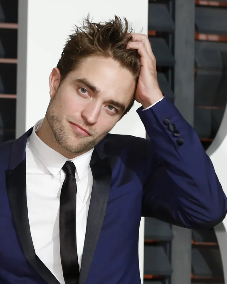1. Robert Pattison 
Britanski glumac proglašen je najljepšim muškarcem na Zemlji. Tvrde da je 33-godišnjak bio blagoslovljen s &quot;najpreciznijim&quot; značajkama prema zlatnom omjeru ljepote Phi - drevnoj formuli koju su osmislili grčki matematičari i koja se naširoko koristi za mjerenje fizičkog savršenstva. 