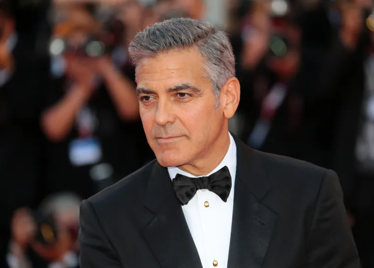 5. George Clooney“
&quot;On je još uvijek jako lijep muškarac, ali je došlo do gubitka volumena na njegovu licu i, neizbježno, do bora oko očiju&quot;, objasnio je liječnik i tako stavio ovog šarmera na peto mjesto.