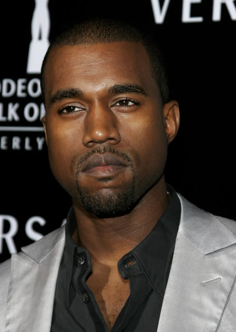9. Kanye West
Poznato je da ovaj slavni glazbenik jako drži do svog izgleda, uvodi modne trendove i šokira svojim ljubavnim aferama, za koje je vjerojatno krivo njegovo savršeno lice kojem žene ne mogu odoljeti...