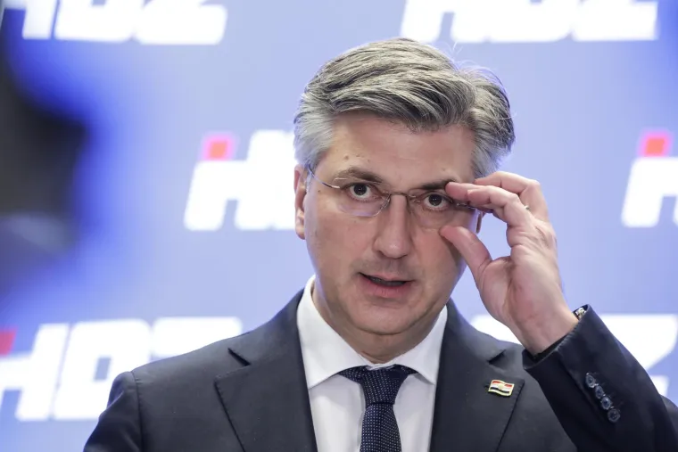 Premijeru Andreju Plenkoviću se od kraja 2020. do početka 2022. godine bruto plaća povećala s 34.550 kn na 34.703 kune, dok mu je neto porastao za nešto više od tisuću kuna, s 22.148 kn na 23.157 kuna. I njegovoj supruzi, Ani Maslać Plenković, je od lipnja 2020. godine do danas neto plaća porasla s 9950 kn na 10.773 kune. Na godišnjoj razini supruga premijera još prijavila primitke od oko 12.000 kuna. 