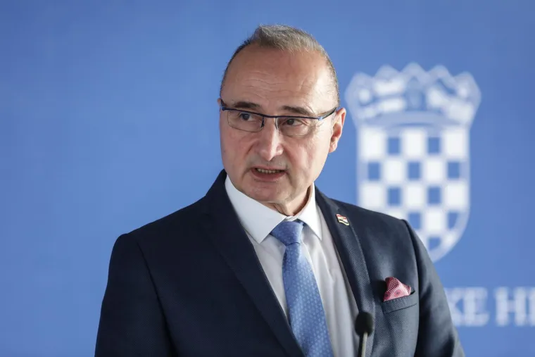 Ministru vanjskih poslova Gordanu Grliću Radmanu od kolovoza 2019. godine, kada je podnio prethodnu imovinsku karticu do kraja siječnja ove godine, bruto iznos plaće porastao je s 31.801 na 34.476 kuna, dok mu se u tom razdoblju neto plaća smanjila s 20.516 kn na 19.444 kuna. Bruto plaća njegove supruge u Agroproteinki d.d. porasla je od srpnja 2019. godine s 21.701 na 26.861 kunu, a neto je porastao s 13.577 na 15.646 kuna. 