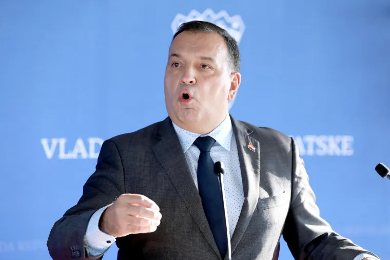 Ministar zdravstva Vili Beroš u novoj imovinskoj kartici naveo je bruto plaću od 28.844 kn, dok mu je ona u kolovozu 2020. godine iznosila 28.719 kuna. Od siječnja 2021. godine do siječnja ove godine neto plaća mu se povećala za 76 kuna - s 19.500 na 19.576 kuna. Od medicinskog vještačenja na sudovima prijavio je 23.850 kuna prihoda na godišnjoj razini, dok je prijavio još 9153 kune ostalih prihoda godišnje. Neto plaća njegove supruge u Dječjem vrtiću Malešnica u godinu dana pala je s 7368 na 7092 kune. Supružnici Beroš imaju kredit za koji mjesečno plaćaju ratu od 2835 kuna te još jedan za koji im je rata 498 eura mjesečno. 