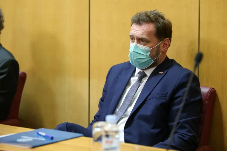 Ministru obrane Mariju Banožiću bruto plaća od studenoga prošle godine do siječnja ove godine pala je gotovo šest tisuća kuna, s 33.487 na 27.221 kunu, no bez obzira na to neto plaća mu je u istom razdoblju blago porasla s 20.567 na 20.571 kunu. Od edukacijske djelatnosti je na godišnjoj razini prijavio prihod od 22 tisuće kuna, dok je od nastavne djelatnosti dobio i 2000 kuna. Bruto plaća supruge Marija Banožića u Vukovarsko-srijemskoj županiji od srpnja 2020. do siječnja ove godine porasla je s 8258 kuna na 11.594 kuna, dok joj je neto iznos porastao s 5900 na 8114 kuna. 