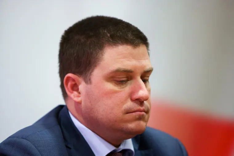 Ministar mora, prometa i infrastrukture Oleg Butković u najnovijoj je imovinskoj kartici prijavio bruto plaću od 26.597 kuna kuna i neto plaću od 17.238 kuna. Supruga mu u Narodnoj knjižnici i čitaonici Novi Vinodolski ima neto plaću 7308 kuna. Ima kredit za koji mjesečno plaća ratu 1167 eura i leasing koji mu mjesečno uzme 187 eura. U nekretnine je upisao stan od 116 kvadrata u Novom Vinodolskom, a supruga mu ima motocikl Piaggio NRG Power 50 iz 2017. godine. 
