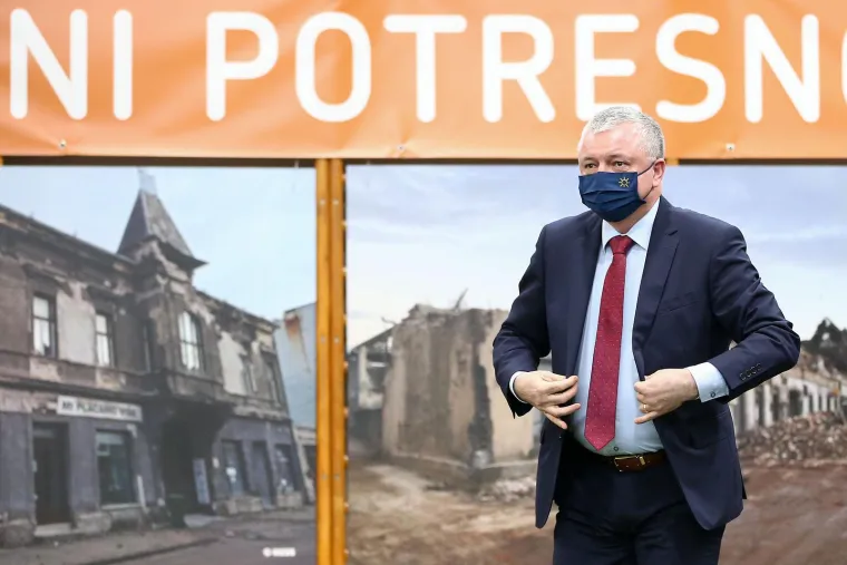 Ministar prostornoga uređenja, graditeljstva i državne imovine Darko Horvat u novoj imovinskoj kartici prijavio je bruto plaću od 27.970 kuna i neto plaću od 19.551 kunu. Supruga mu u Financijskoj agenciji ima 7185 kuna neto plaću. Prijavio je jedan kredit za koji mjesečno plaća ratu od 855 eura te financijski leasing s mjesečnim zaduženjem od 429 eura. 