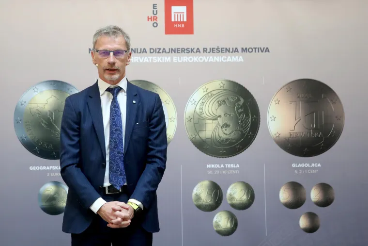 Jednu od najipresivnijih imovinskih kartica ima guverner HNB-a Boris Vujčić. Njegova bruto plaća 31. siječnja ove godine iznosila je 75.549 kuna, što je neto plaća od 48.502 kune. Za usporedbu, u imovinskoj kartici koju je podnio u studenome 2020. godine, prije nešto više od dvije godine, tada mu je bruto plaća bila 62.292 kune, odnosno 13 tisuća kuna manje, a neto plaća mu je bila 43.527 kuna, odnosno oko pet tisuća kuna manje. Uz to, Vujčić je u novoj imovinskoj kartici prijavio i 41.720 kuna prihoda od edukacijske djelatnosti i prihod od kapitala 564 kune. U ostali prihod dodao je još i 176 kuna. 
