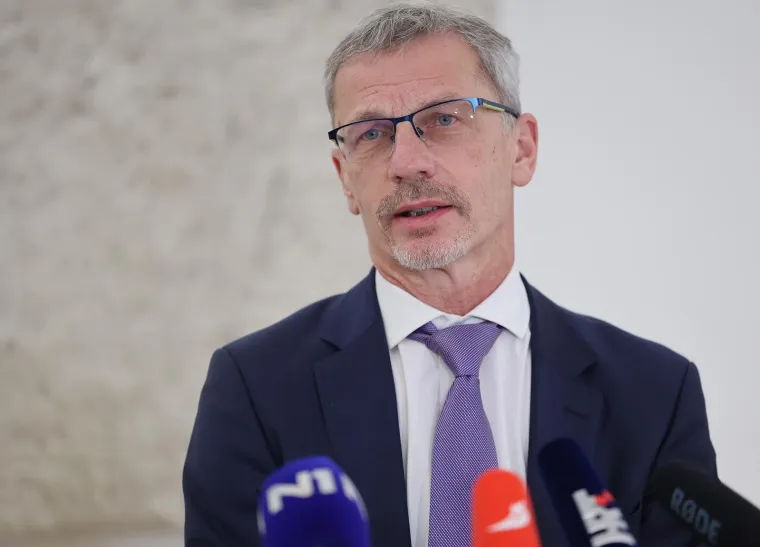 U nekretnine je ranije prijavio građevinsko zemljište od 4756 metara kvadratnih u mjestu Medaki. Novost u ovoj imovinskoj kartici je stan u Zagrebu od 93 kvadrata i garaža koji je dobio darovnim ugovorom uz doživotno uživanje mame. Darovnim ugovorom dobio je i livadu u Kutini. Darovni ugovor uz doživotno uživanje mame stoji u napomeni i za kuću s okućnicom u Sabunikama. Vujčić ima 16 dionica Atlantic Grupe i 43 dionica Magme. Upisao je i 110.180 štednje u eurima kao i 468.506 štednje u kunama. 