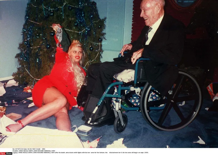 Život Anne Nicole promijenio je brak s milijarderom Howardom Marshallom koji je od nje bio stariji 63 godine. Za njega se udala 1994. godine. Teksaški milijarder je prvi put Anu vidio u striptiz baru 1991. godine. &quot;Kad sam ga vidjela, izgledao je kao da nema volju za životom. Prišla sam mu i vidjela malu iskru u njegovim očima. Zamolio me da plešem za njega i ja sam to napravila&quot;, izjavila je Anna u intervjuu koji je dala televiziji ABC.