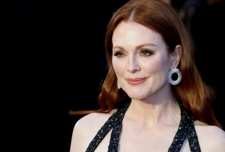 Riđokosa ljepotica Julianne Moore protivnica je estetskih operacija, a svoju ljepotu i u 61. godini zahvaljuje zaštitnim kremama protiv sunca, radiofrekvenciji i mikrostruji uz anti-age masažu lica, jogu, detoks od voća i povrća te izbjegavanju alkohola, šećera i mliječnih proizvoda.

