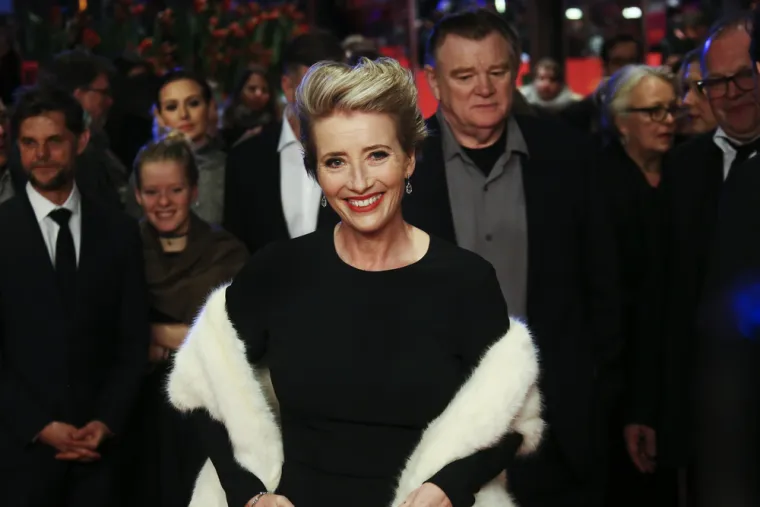 Emma Thompson kaže da se od žena još uvijek očekuje da izgledaju savršeno. Glumica je potpuno iskrena kada je riječ o plastičnoj kirurgiji. &quot;To je ludo. To nije normalna stvar, a kultura koju smo stvorili, koja kaže da je to normalno, nije normalna. Zašto ljudi traže od ljudi da ih otvore i stave stvari u njihovo tijelo? Što je to što mi radimo nama samima?&quot;. Emma nikada išla pod nož, niti to namjerava napraviti u budućnosti. 