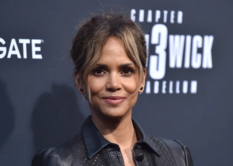 Halle Berry koristi dva ruža: Ona prvo stavi crveni ruž, potom ga obriše pa zatim stavi prozirno sjajlilo. Crveni ruž ostavit će malu mrlju na usnama, a sjajilo će dodati dodatni sjaj. 