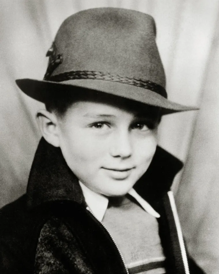 James se rodio u gradu Marion u Indiani 1931., ali se već 1935. preselio u Kaliforniju. Kao devetogodišnjak je ostao bez majke. To je ostavilo velik trag na njegov život.