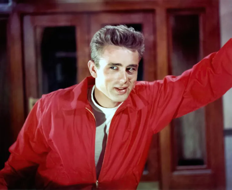 U filmu &quot;Buntovnik bez razloga&quot;, iz 1955. godine glumi mladića Jima Starka zbog kojeg se cijela obitelj mora preseliti. Naime, Jim se ne može skrasiti ni u novoj sredini te nema snage odbiti najbesmislenije izazove za dokazivanje hrabrosti.