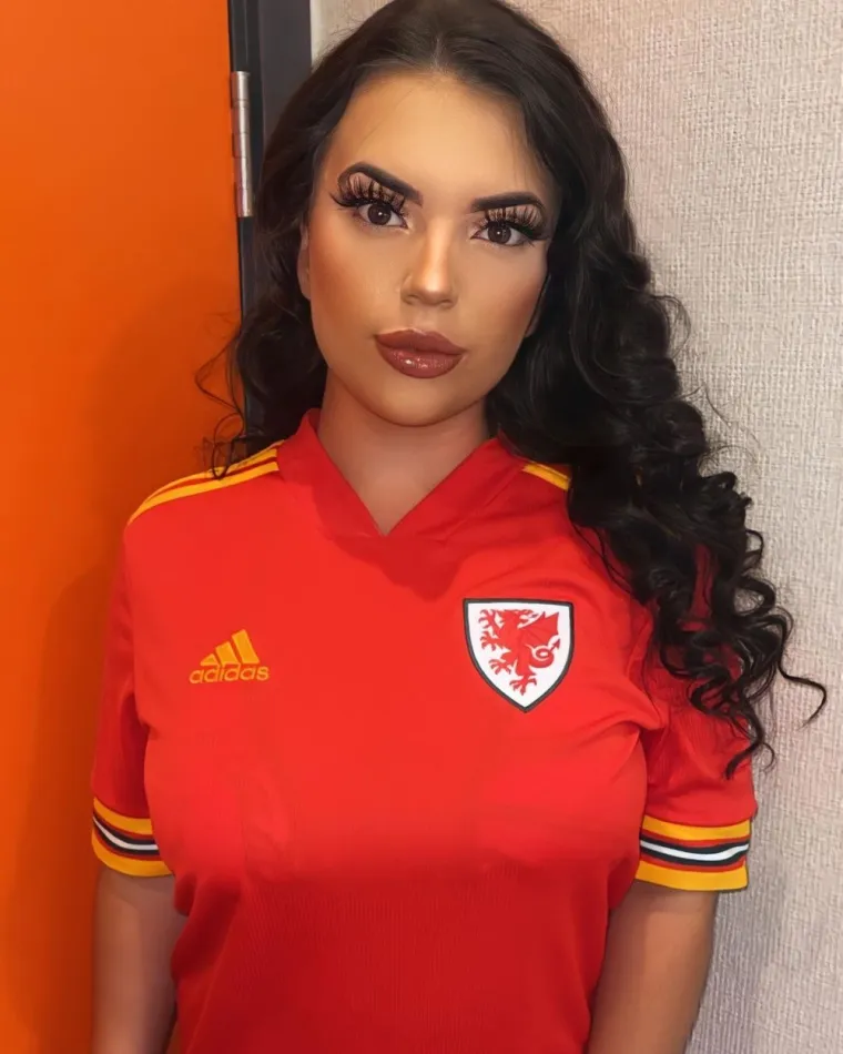 'Počela sam graditi portfelj i postavljala bih slike na Instagram, ali onda je nekoliko mojih pratitelja predložilo da ih stavim na OnlyFans da zaradim ne&scaron;to novca', prisjetila se početaka.