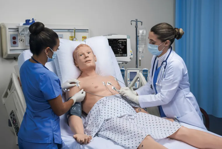 Američki proizvođač Gaumard Scientific tvrdi da će s vremenom još više usavršiti robota, koristeći algoritme i umjetnu inteligenciju. Njegovi pokreti glave, ruku i šaka i motorički refleksi slični su kao  kod nekoga tko je pretrpio moždani udar ili ozljedu mozga.
