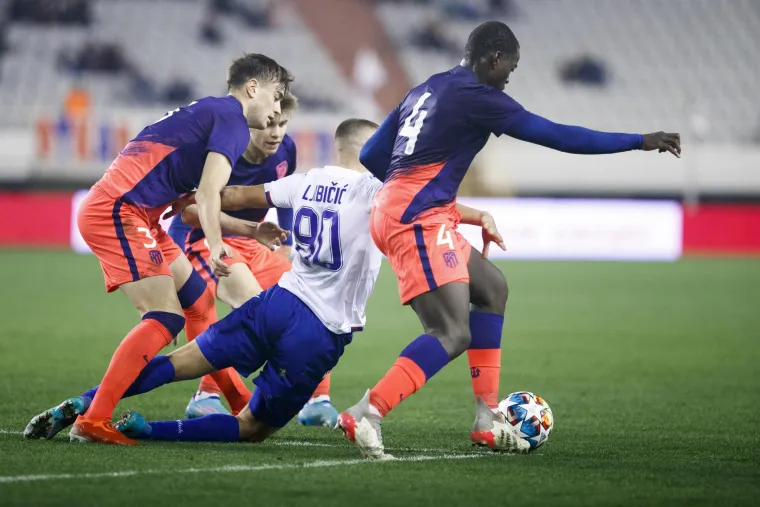 Luda atmosfera na Poljudu tijekom juniorske utakmice Hajduka i Atletico Madrida