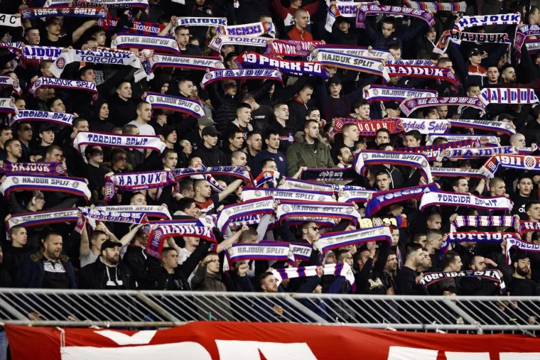 Luda atmosfera na Poljudu tijekom juniorske utakmice Hajduka i Atletico Madrida