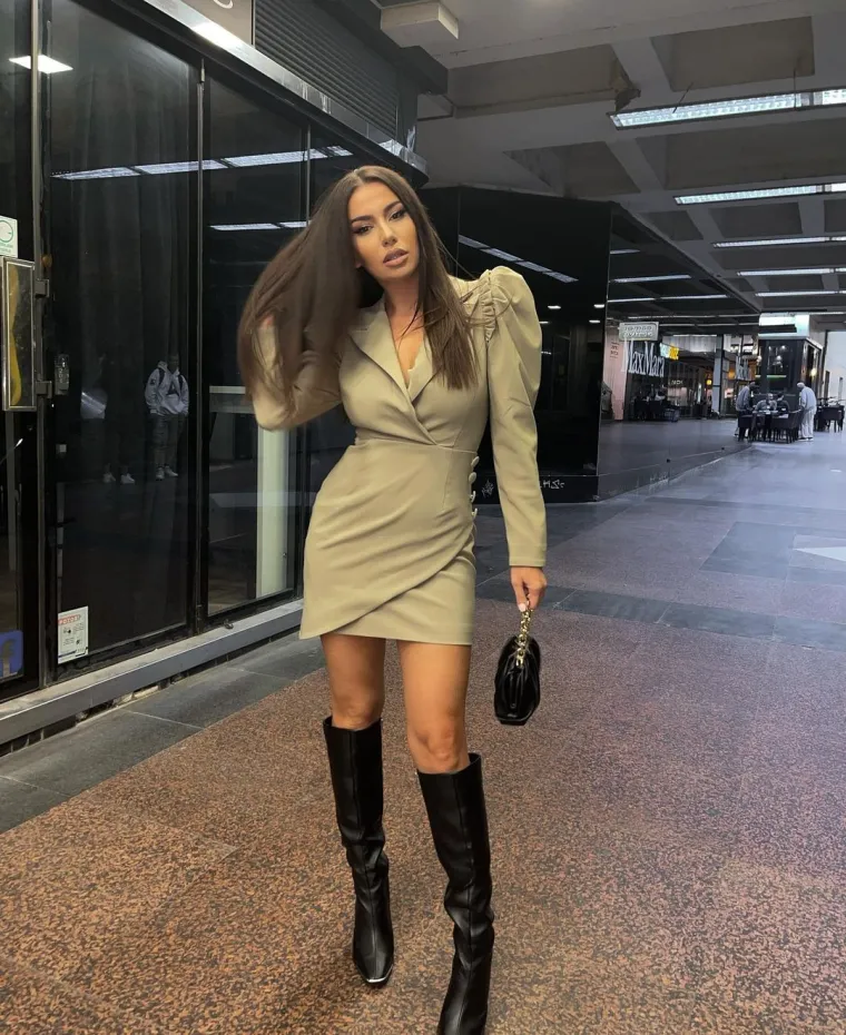 Međutim, Jelena je ispričala da joj je usporedba s Kim Kardashian pomogla da stekne naglu popularnost te da može zarađivati na temelju svojih beauty savjeta. &quot;Ne gledam na to kao na nešto negativno, jednostavno želim izaći iz nečije sjene, a smatram da sam se dovoljno dokazala u ovoj industriji svih ovih godina kroz rad. Stoga bih ipak željela biti influencerica Jelena Perić&quot;, istaknula je.