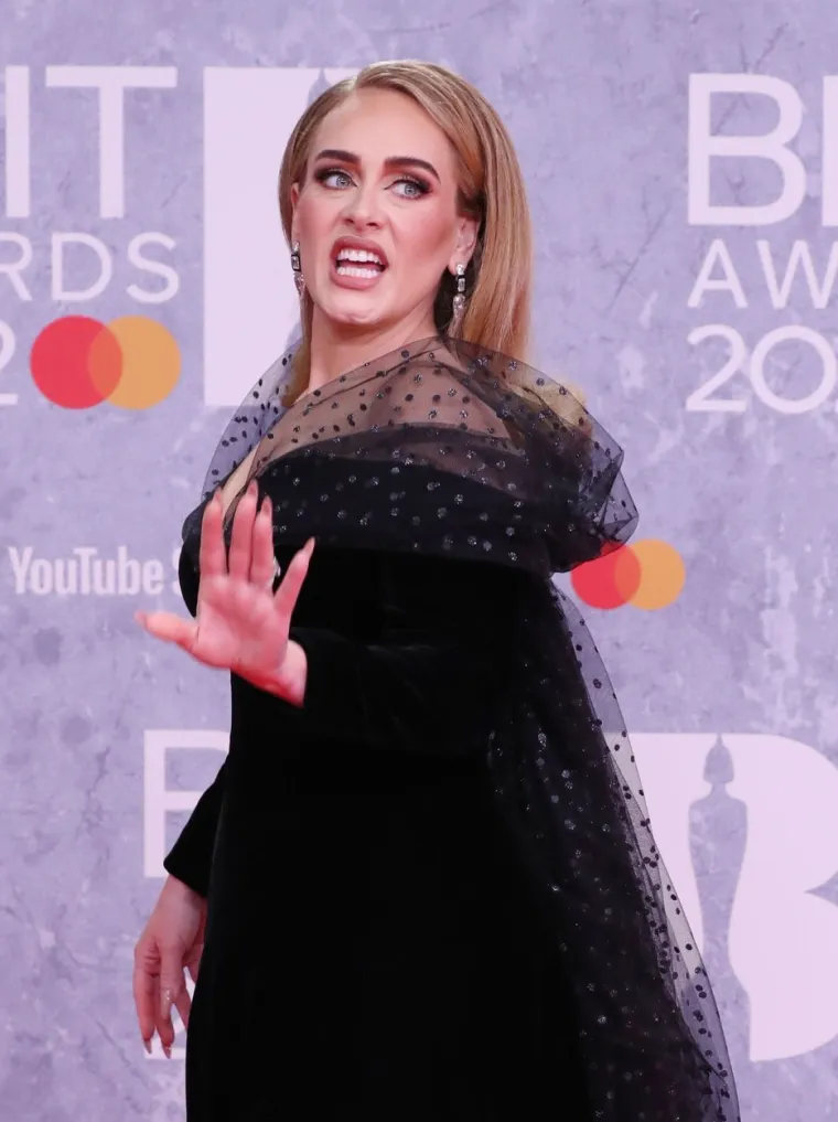 U rujnu 2021., Adele je pratila Paula na vjenčanju NBA zvijezde Anthonyja Davisa i Marlen P u Los Angelesu. Nakon ceremonije, pjevačica je zabavnu noć podijelila na Instagramu, uključujući fotografiju na kojoj se ona i Paula grle u kabini za fotografiranje. Iako nije označila Paula u objavi, stavila je crveno srce i svima dala do znanja da im ljubav očito cvijeta.