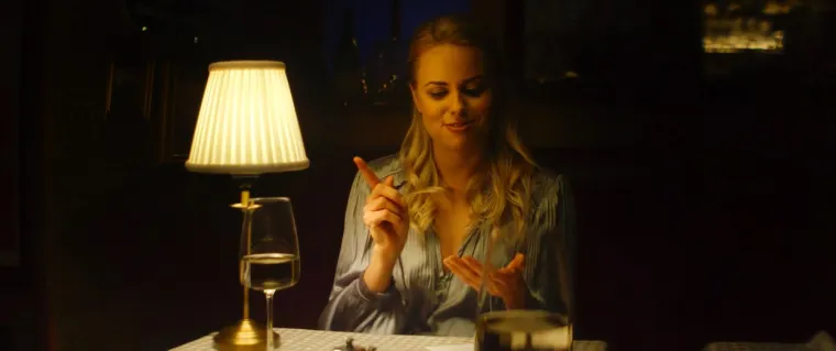 &quot;Ne mogu koristiti svoje kartice jer će pratiti moje ime, mogu li koristiti tvoju karticu kako bih mogao putovati? To je bio njegov obrazac&quot;, ispričala je Cecilie Fjellhøy u dokumentarcu. Cecilie je ovog prevaranta upoznala još 2018., dok je bila studentica. Za njihov prvi spoj, odveo ju je na privatni let avionom od Londona do Bugarske. &quot;Kad sam ga prvi put srela, odmah sam osjetila istinsku konekciju. Imala sam osjećaj kao da se nalazim u filmu, otkriva Fjellhøy.
