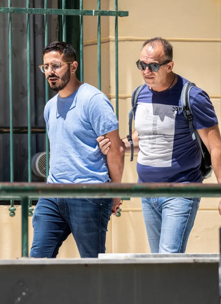 Pratila ga je i došla do podatka da leti za Grčku te je to sve prijavila vlastima. Uhićen je 2019. godine i osuđen na 15 mjeseci zatvora zbog prijevare u Izraelu.