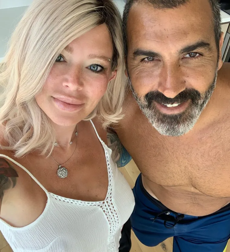 Kroz godine se Jenna promijenila, borila se i s viškom kilograma nakon poroda, a o njezinoj teškoj bolesti progovorio je i suprug. &quot;Mišići na nogama su joj bili jako slabi, tako da nije mogla hodati ni do kupaonice. Padala je, morao sam je dizati i nositi u krevet, a onda je jednostavno izgubila snagu za kretanje&quot;, napisao je Jennin suprug Lior Bitton na svom Instagramu.