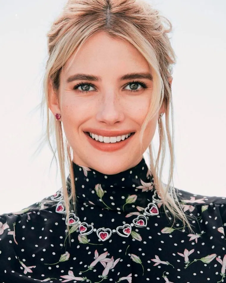 Unatoč tome što je Kelly Cunningham, Emmina majka, željela da njezina djevojčica ima normalno, obično djetinjstvo, devetogodišnja Emma pojavila se u filmu &quot;Blow&quot; (Bijeli prah) i tako počela svoju karijeru.