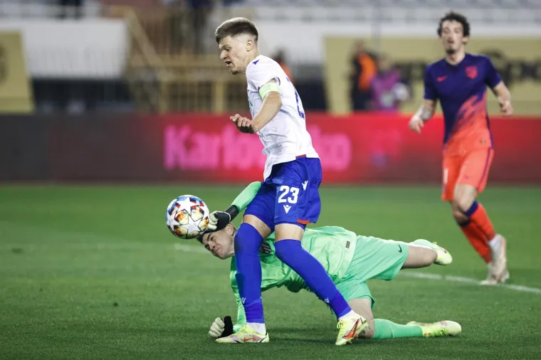 Glavu gore momci, ponosimo se s vama