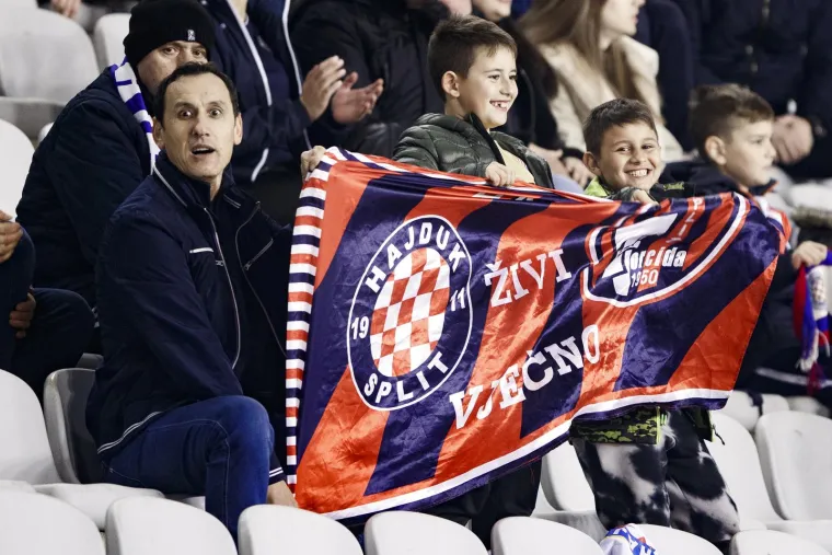 Glavu gore momci, ponosimo se s vama