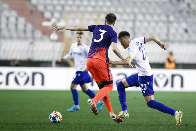 Glavu gore momci, ponosimo se s vama