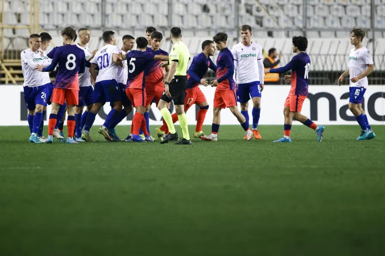 Glavu gore momci, ponosimo se s vama