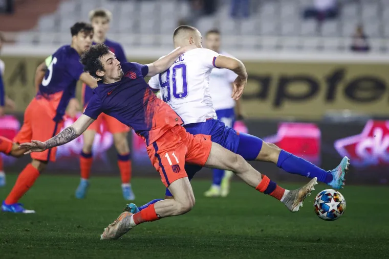 Glavu gore momci, ponosimo se s vama