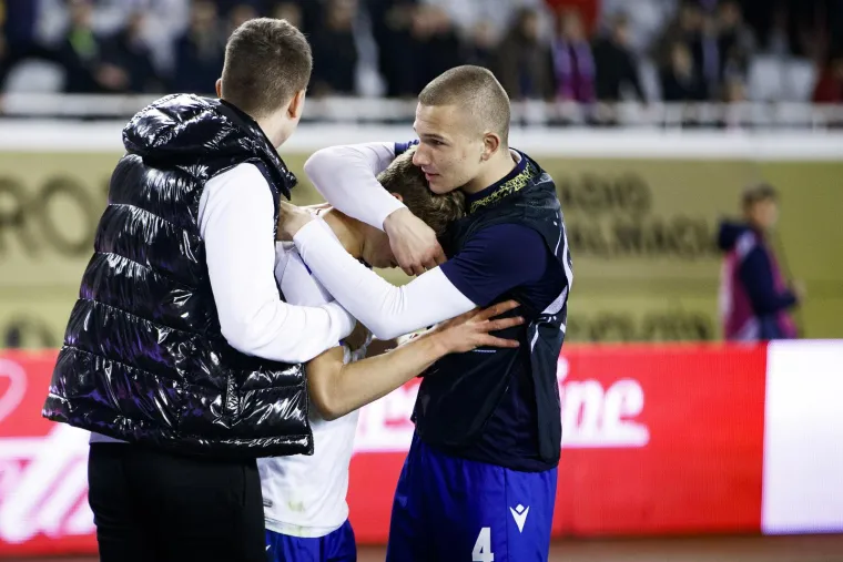 Glavu gore momci, ponosimo se s vama