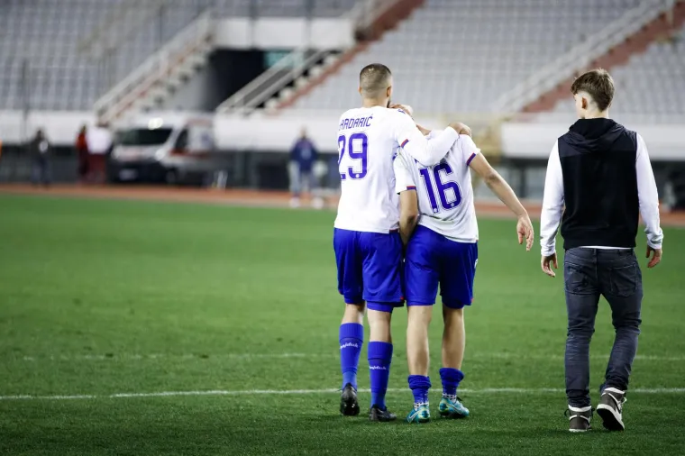 Glavu gore momci, ponosimo se s vama