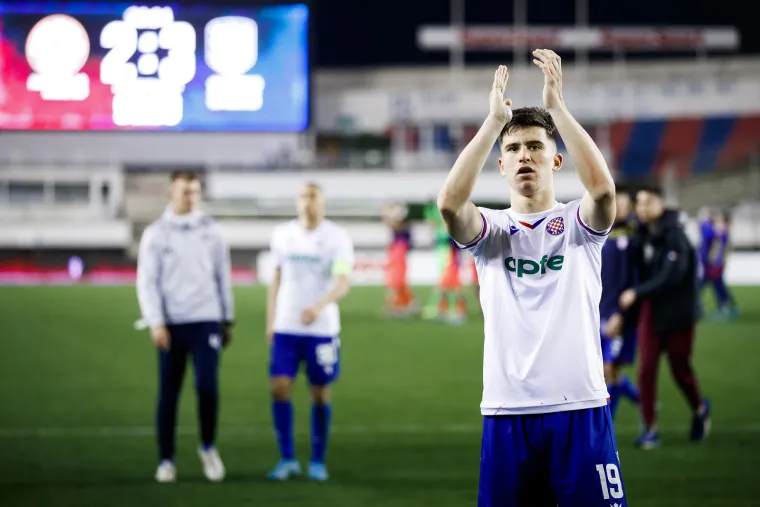 Glavu gore momci, ponosimo se s vama