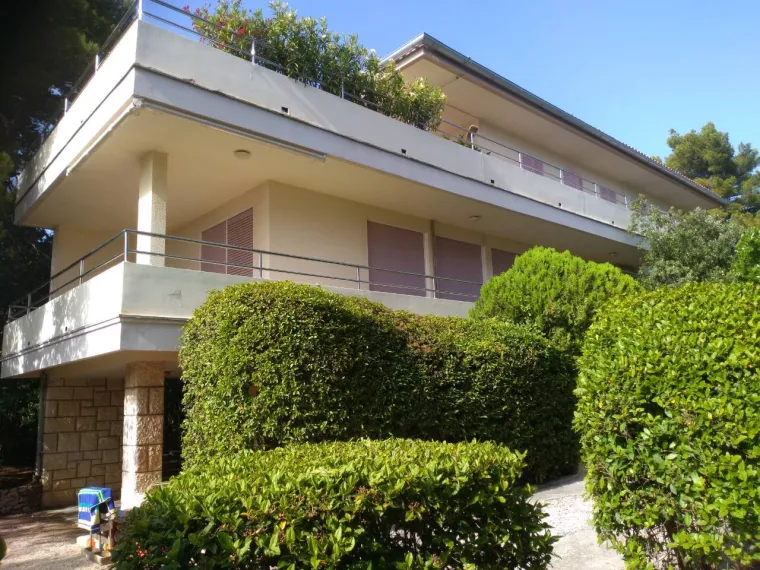 Ovo je državna vila na Hvaru oko koje se svađaju Milanović i Banožić: Dan u sezoni - 15 tisuća kuna