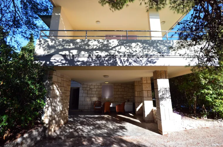 Ovo je državna vila na Hvaru oko koje se svađaju Milanović i Banožić: Dan u sezoni - 15 tisuća kuna