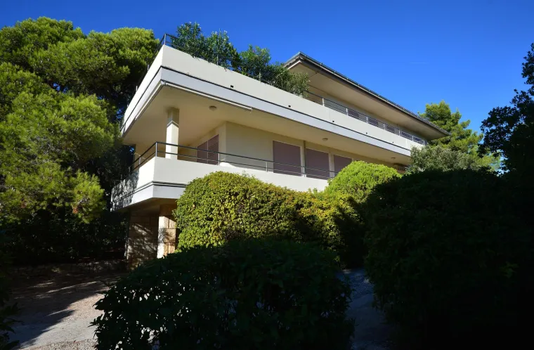 Ovo je državna vila na Hvaru oko koje se svađaju Milanović i Banožić: Dan u sezoni - 15 tisuća kuna