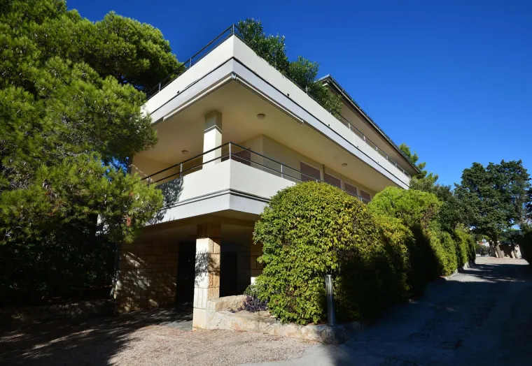 Ovo je državna vila na Hvaru oko koje se svađaju Milanović i Banožić: Dan u sezoni - 15 tisuća kuna