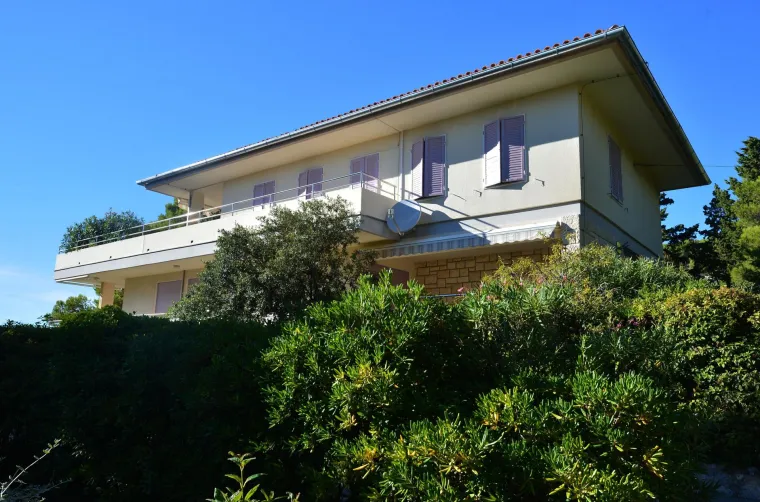 Ovo je državna vila na Hvaru oko koje se svađaju Milanović i Banožić: Dan u sezoni - 15 tisuća kuna