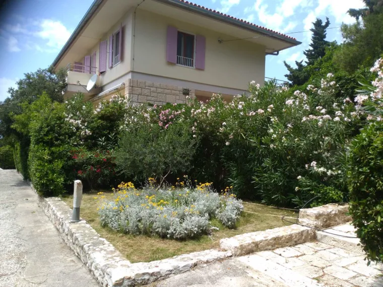 Ovo je državna vila na Hvaru oko koje se svađaju Milanović i Banožić: Dan u sezoni - 15 tisuća kuna