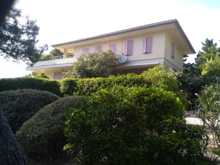 Ovo je državna vila na Hvaru oko koje se svađaju Milanović i Banožić: Dan u sezoni - 15 tisuća kuna