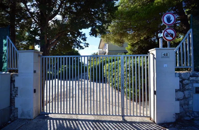 Ovo je državna vila na Hvaru oko koje se svađaju Milanović i Banožić: Dan u sezoni - 15 tisuća kuna