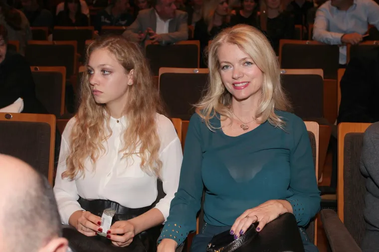 2014. - Izgleda da Huljići ne propuštaju niti jedan koncert Doris Dragović. Fotografski objektivi uhvatili su Vjekoslavu i Hanu 2014. godine na njezinom koncertu u KD Vatroslava Lisinskog. 